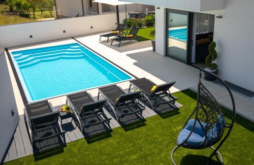 Jurandvor Villa | Oceanfront Villa Supernus II: Guest Rated 10/10, Family-Friendly