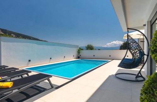 Jurandvor Villa | Oceanfront Villa Supernus II: Guest Rated 10/10, Family-Friendly