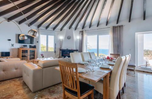 Mar Azul Villa | Villa Suria: A Family-Friendly Retreat with Pool & Pets Welcome