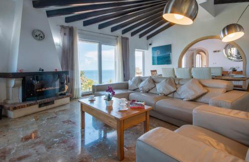 Mar Azul Villa | Villa Suria: A Family-Friendly Retreat with Pool & Pets Welcome