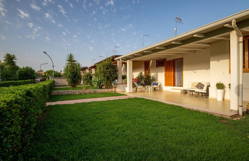 Casuzze House | Tranquil Villa Steps from the Sea with Outdoor Oasis