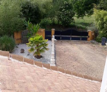 La Suze-sur-Sarthe House | Villa Suzana: Pet-Friendly Oceanfront Oasis with Breakfast