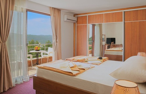 Bijeli do Villa | Villa Svinjista: Family-Friendly Stay with Ocean Views