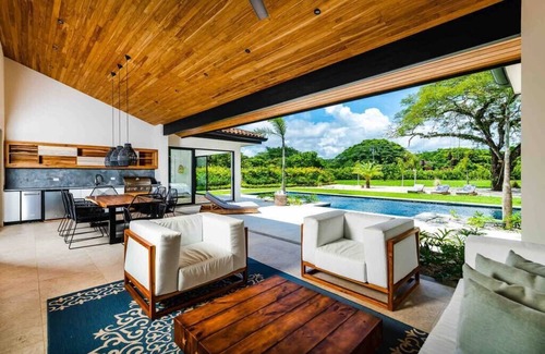 Pinilla Villa | Villa Twilight Tree: Nature, Beach Club & 10/10 Guest Rated