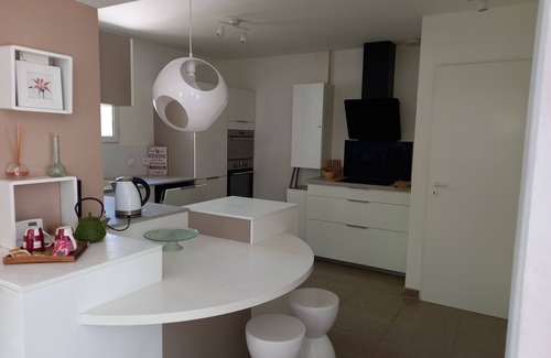 Cuges-les-Pins Villa | Villa T5: Serene Poolside Retreat with Ocean Views