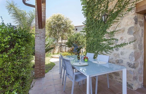Pedralba Apartment | Villa Tamarit: Family-Friendly Retreat with Pool and Garden