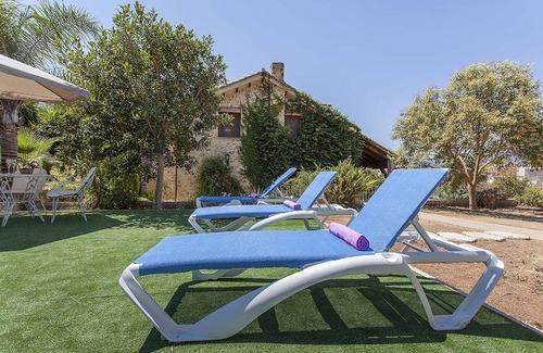 Pedralba Apartment | Villa Tamarit: Family-Friendly Retreat with Pool and Garden