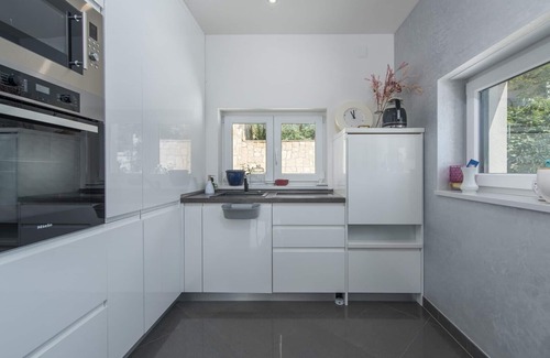 Vintijan Villa | Villa Tao: Elegant Retreat with Private Pool and Pet Friendly