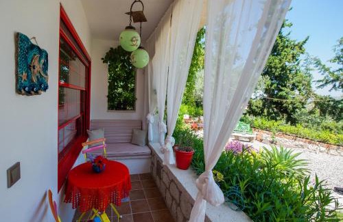 Alacati Bed & Breakfast | Romantic Getaway at Villa Taraça Alaçatı - 4-Star Retreat