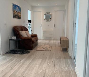 Bondy House | Inviting Villa Tenjin Chambre 13 with Oceanfront Views