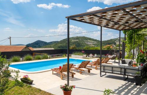 Blizna Donja House | Villa Ante: Oceanfront Oasis with Pool & Breakfast Included