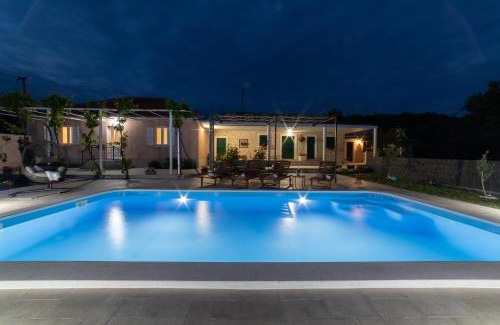 Blizna Donja House | Villa Ante: Oceanfront Oasis with Pool & Breakfast Included