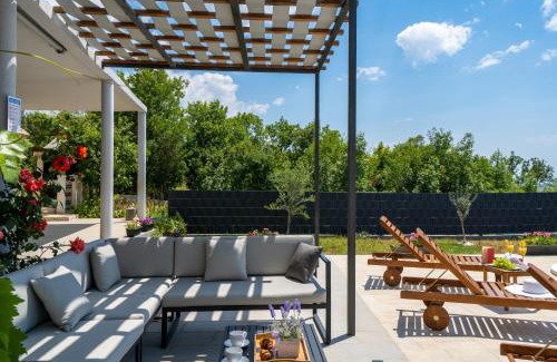 Blizna Donja House | Villa Ante: Oceanfront Oasis with Pool & Breakfast Included