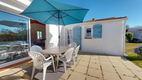 L'Aiguillon-sur-Vie Villa | Villa Terre et Mer: Poolside Retreat with High Ratings