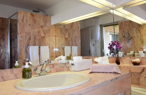 Le Lavandou Bed & Breakfast | Experience Villa Thalassa Art' B&B with Oceanfront Views