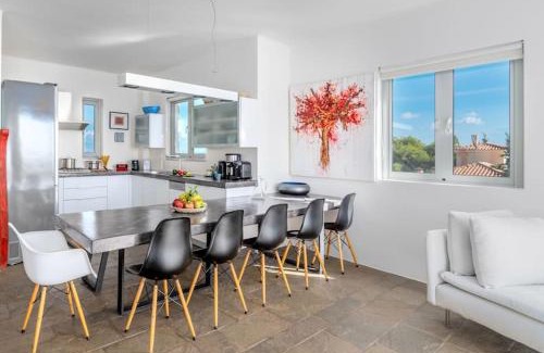 Agios Emilianos Villa | Villa Thalia: Oceanfront Haven with Perfect Guest Ratings
