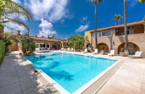 Taranto Apartment | Villa Thalissa: Pet-Friendly Retreat with Ocean Views
