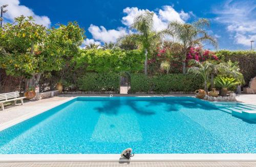 Taranto Apartment | Villa Thalissa: Pet-Friendly Retreat with Ocean Views