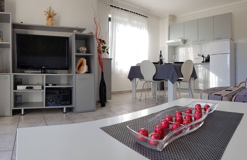 Valbandon Apartment | Villa Toni: Your Ideal Getaway with Ocean Views & Spa