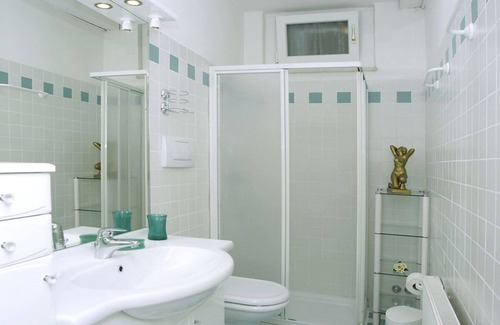 Torbole sul Garda Apartment | Villa Toni Torbole: Pet-Friendly Retreat with Ocean Views