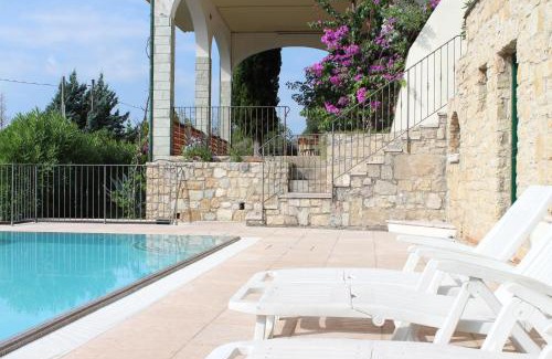 Pulciano Villa | Relax at Villa Tosca: Family-Friendly with Pool Access
