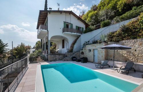 Pulciano Villa | Relax at Villa Tosca: Family-Friendly with Pool Access