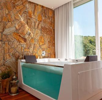 Bento Goncalves Hotel | Exquisite Villa Toscana - Vale dos Vinhedos with Hot Tub