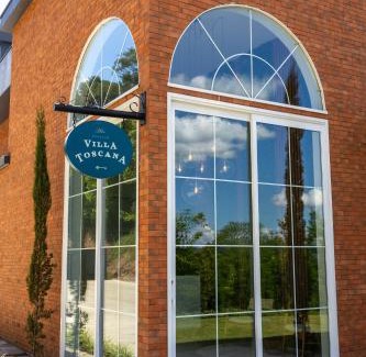 Bento Goncalves Hotel | Exquisite Villa Toscana - Vale dos Vinhedos with Hot Tub