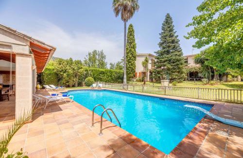 Lloseta Villa | Villa Tramontana: 4-Star Retreat with Pool & Family-Friendly Perks