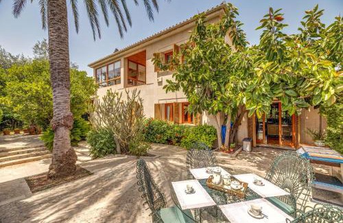 Lloseta Villa | Villa Tramontana: 4-Star Retreat with Pool & Family-Friendly Perks