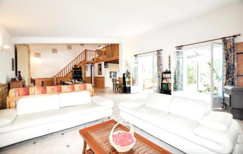 Montseret Villa | Relax in a Private Pool Villa with Garden & Free WiFi