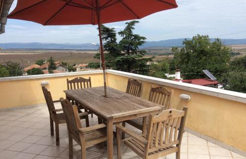 Medovo Villa | Villa Tunley: Oceanfront Bliss with Top Amenities
