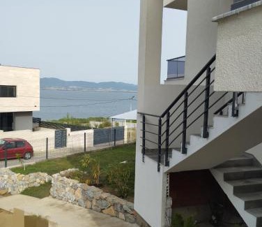 Nov Dojran House | Oceanfront Villa Twins: Guest Rated 8.9/10, Family-Friendly