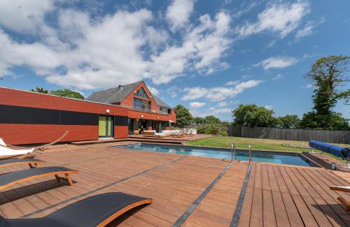 Ploeren Villa | Relaxing Villa Ty Castel with Pool in Arradon