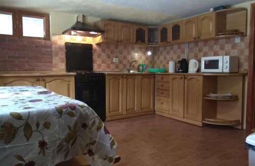 Transcarpathia House | Charming Villa U Tsymbora: Pet-Friendly Retreat with Hot Tub