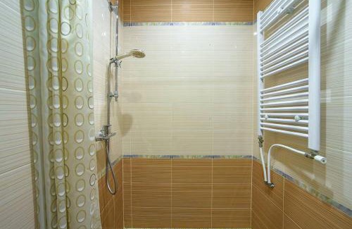 Transcarpathia House | Charming Villa U Tsymbora: Pet-Friendly Retreat with Hot Tub