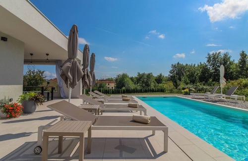 Vela Traba Villa | Relaxing Villa Una Sofia with Pool in Scenic Tinjan