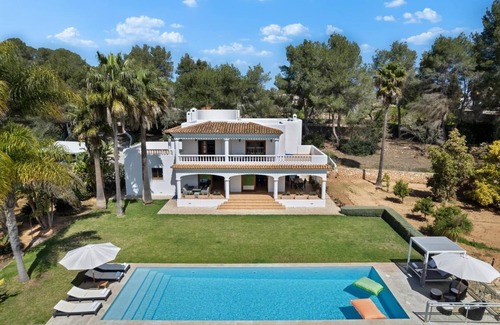 Sant Rafael de Sa Creu Villa | Villa Universe - Tranquility and strategic location in the heart of Ibiza.