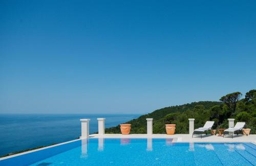 Komaji Villa | Villa V: Family-Friendly Retreat with Pool & Perfect Rating