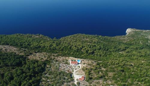 Komaji Villa | Villa V: Family-Friendly Retreat with Pool & Perfect Rating