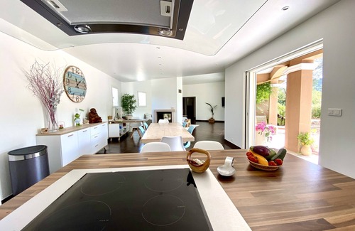 Neoules Villa | Unwind at Villa Vacances: Ocean View & Private Pool