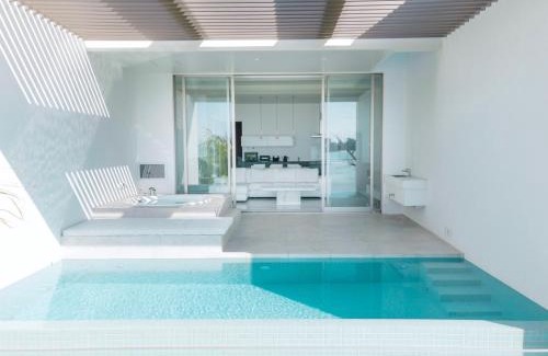 Onna Villa | Beachfront Villa VALIOSA with Pool & Hot Tub, Rated 9/10
