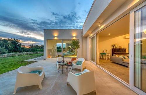 Muline Villa | Villa Vela Muline: Oceanfront Retreat with Heated Pool
