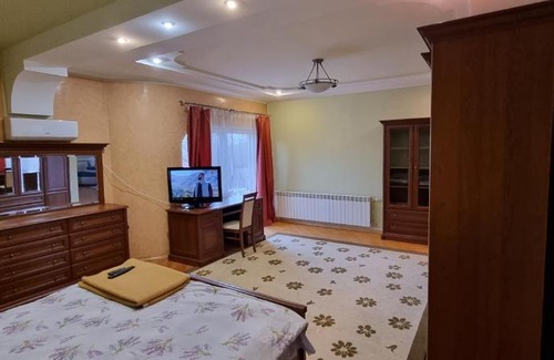 Berehove House | Villa Vera: Family-Friendly Retreat with Kitchen Amenities