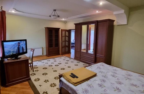Berehove House | Villa Vera: Family-Friendly Retreat with Kitchen Amenities