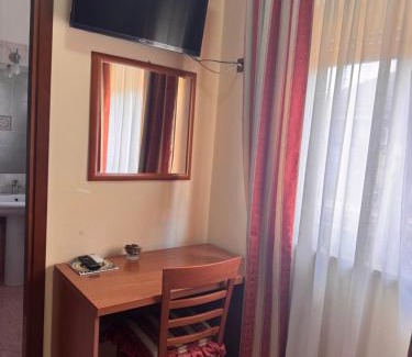 Guidonia Montecelio House | Villa Verde 2: Family-Friendly Stay with Breakfast Included