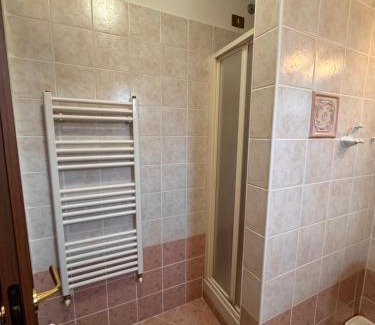 Guidonia Montecelio House | Villa Verde 2: Family-Friendly Stay with Breakfast Included