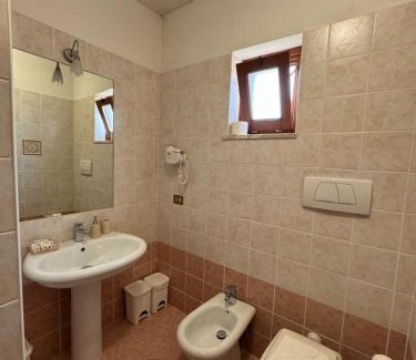 Guidonia Montecelio House | Villa Verde 2: Family-Friendly Stay with Breakfast Included
