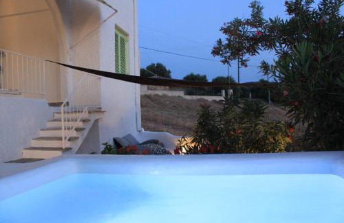 Alyki House | Villa Verde: Oceanfront Retreat with Pool & Pet-Friendly