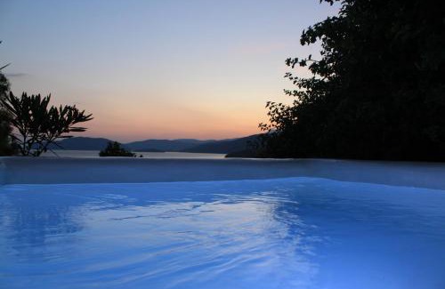 Alyki House | Villa Verde: Oceanfront Retreat with Pool & Pet-Friendly